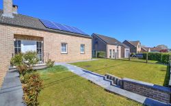 Bungalow en excellent état avec garage, terrasse et jardin Bungalow en excellent état avec garage, terrasse et jardin