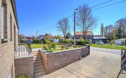 Bungalow en excellent état avec garage, terrasse et jardin Bungalow en excellent état avec garage, terrasse et jardin