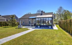 Bungalow en excellent état avec garage, terrasse et jardin Bungalow en excellent état avec garage, terrasse et jardin