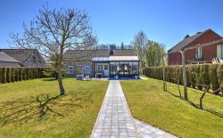 Bungalow en excellent état avec garage, terrasse et jardin Bungalow en excellent état avec garage, terrasse et jardin