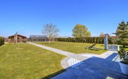 Bungalow en excellent état avec garage, terrasse et jardin Bungalow en excellent état avec garage, terrasse et jardin