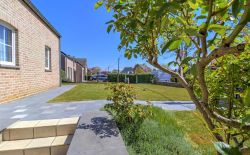 Bungalow en excellent état avec garage, terrasse et jardin Bungalow en excellent état avec garage, terrasse et jardin