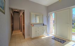 Bungalow en excellent état avec garage, terrasse et jardin Bungalow en excellent état avec garage, terrasse et jardin