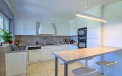 Bungalow en excellent état avec garage, terrasse et jardin Bungalow en excellent état avec garage, terrasse et jardin