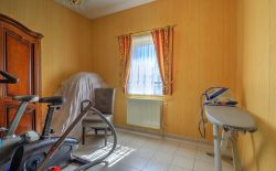 Bungalow en excellent état avec garage, terrasse et jardin Bungalow en excellent état avec garage, terrasse et jardin