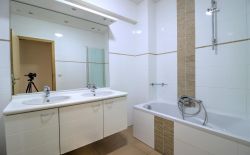 Bel appartement 2 chambres en bon état avec garage Bel appartement 2 chambres en bon état avec garage