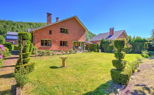 Villa 4 chambres à rénover avec jardin arboré et garage