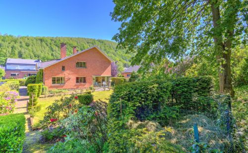 Villa 4 chambres à rénover avec jardin arboré et garage