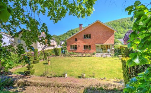 Villa 4 chambres à rénover avec jardin arboré et garage