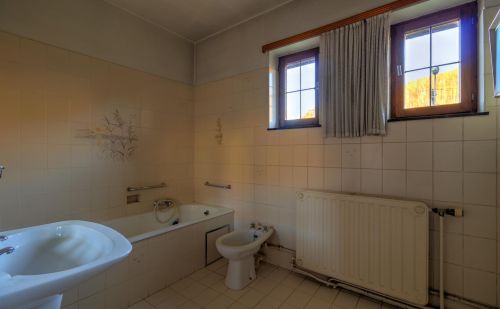 Villa 4 chambres à rénover avec jardin arboré et garage