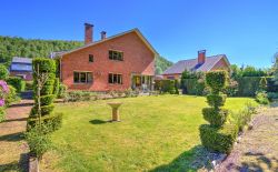 Villa 4 chambres à rénover avec jardin arboré et garage Villa 4 chambres à rénover avec jardin arboré et garage