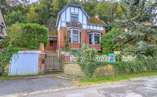 Maison 3 chambres avec garage, jardin et terrasse - prévoir rénovation Maison 3 chambres avec garage, jardin et terrasse - prévoir rénovation
