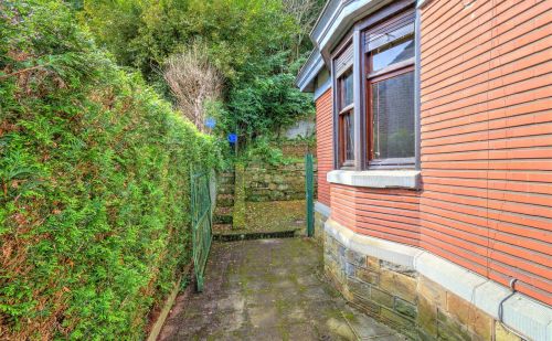 Maison 3 chambres avec garage, jardin et terrasse - prévoir rénovation Maison 3 chambres avec garage, jardin et terrasse - prévoir rénovation