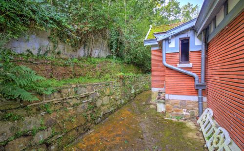 Maison 3 chambres avec garage, jardin et terrasse - prévoir rénovation Maison 3 chambres avec garage, jardin et terrasse - prévoir rénovation