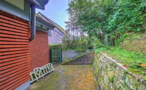 Maison 3 chambres avec garage, jardin et terrasse - prévoir rénovation Maison 3 chambres avec garage, jardin et terrasse - prévoir rénovation