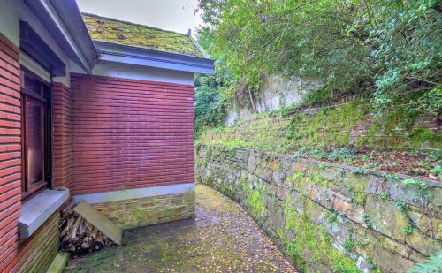 Maison 3 chambres avec garage, jardin et terrasse - prévoir rénovation Maison 3 chambres avec garage, jardin et terrasse - prévoir rénovation