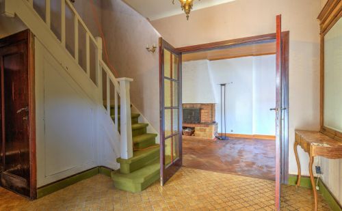 Maison 3 chambres avec garage, jardin et terrasse - prévoir rénovation Maison 3 chambres avec garage, jardin et terrasse - prévoir rénovation