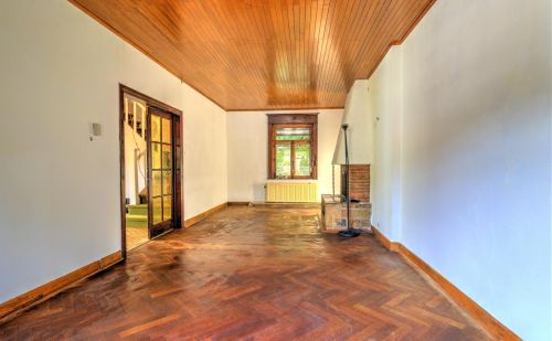 Maison 3 chambres avec garage, jardin et terrasse - prévoir rénovation Maison 3 chambres avec garage, jardin et terrasse - prévoir rénovation