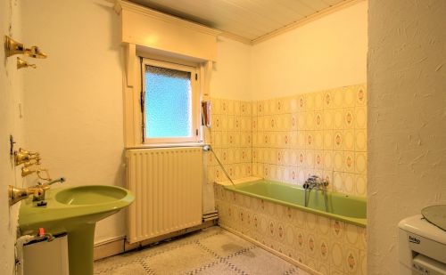 Maison 3 chambres avec garage, jardin et terrasse - prévoir rénovation Maison 3 chambres avec garage, jardin et terrasse - prévoir rénovation