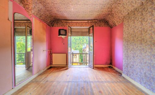 Maison 3 chambres avec garage, jardin et terrasse - prévoir rénovation Maison 3 chambres avec garage, jardin et terrasse - prévoir rénovation