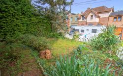 Maison 3 chambres avec garage, jardin et terrasse - prévoir rénovation Maison 3 chambres avec garage, jardin et terrasse - prévoir rénovation