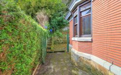 Maison 3 chambres avec garage, jardin et terrasse - prévoir rénovation Maison 3 chambres avec garage, jardin et terrasse - prévoir rénovation