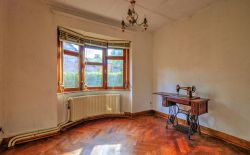 Maison 3 chambres avec garage, jardin et terrasse - prévoir rénovation Maison 3 chambres avec garage, jardin et terrasse - prévoir rénovation