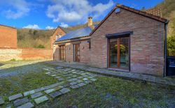 Bungalow 3 chambres avec jardin, garage et boxes à chevaux Bungalow 3 chambres avec jardin, garage et boxes à chevaux