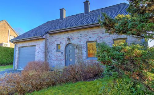 Villa 3 chambres à rafraîchir avec garage et jardin