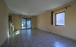 Villa 3 chambres à rafraîchir avec garage et jardin Villa 3 chambres à rafraîchir avec garage et jardin