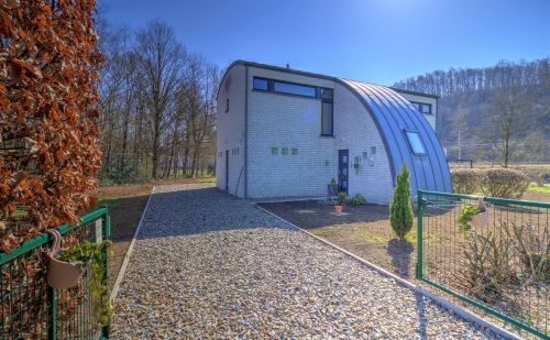 Ensemble immobilier comprenant une maison, deux entrepôts et un vaste terrain