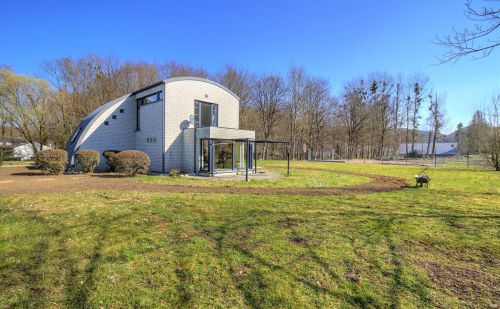 Ensemble immobilier comprenant une maison, deux entrepôts et un vaste terrain