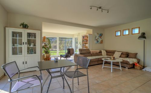 Ensemble immobilier comprenant une maison, deux entrepôts et un vaste terrain