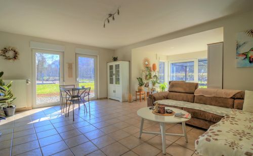 Ensemble immobilier comprenant une maison, deux entrepôts et un vaste terrain