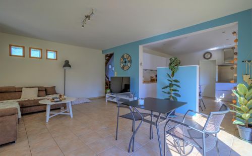 Ensemble immobilier comprenant une maison, deux entrepôts et un vaste terrain