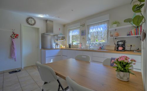 Ensemble immobilier comprenant une maison, deux entrepôts et un vaste terrain