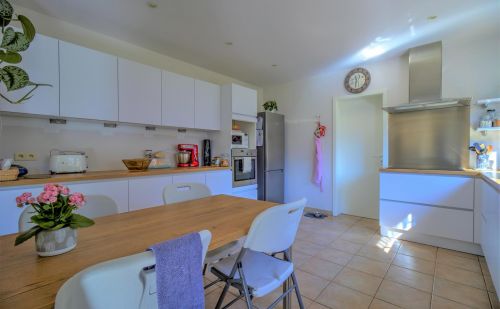 Ensemble immobilier comprenant une maison, deux entrepôts et un vaste terrain