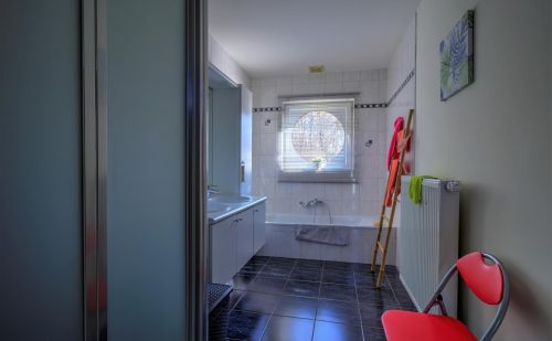 Ensemble immobilier comprenant une maison, deux entrepôts et un vaste terrain