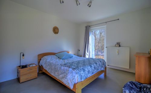 Ensemble immobilier comprenant une maison, deux entrepôts et un vaste terrain