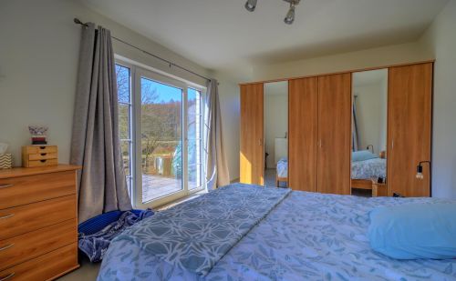 Ensemble immobilier comprenant une maison, deux entrepôts et un vaste terrain