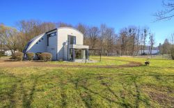 Ensemble immobilier comprenant une maison, deux entrepôts et un vaste terrain