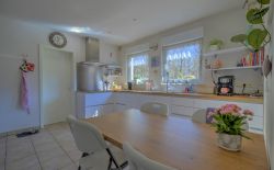 Ensemble immobilier comprenant une maison, deux entrepôts et un vaste terrain