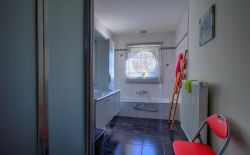 Ensemble immobilier comprenant une maison, deux entrepôts et un vaste terrain