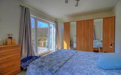 Ensemble immobilier comprenant une maison, deux entrepôts et un vaste terrain