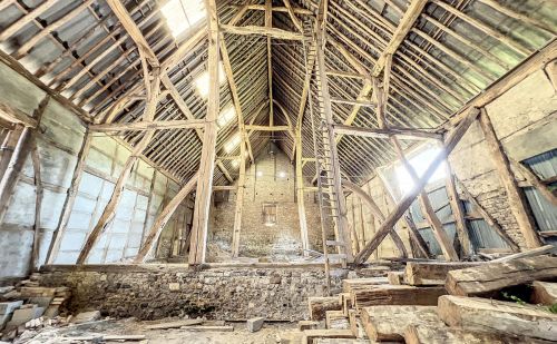 Grange en colombage à réhabiliter en vente à Heure-le-Romain