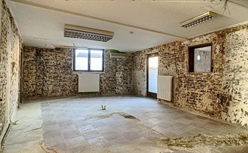 Rez-de-chaussée commercial au centre de Vaux s/Chèvremont