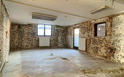 Rez-de-chaussée commercial au centre de Vaux s/Chèvremont