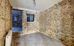 Rez-de-chaussée commercial au centre de Vaux s/Chèvremont