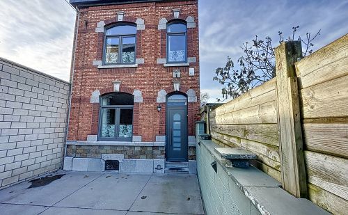 Maison 4 façades rénovée au cœur du village de Vaux-s-Chèvremont