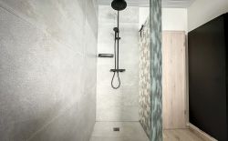 Maison 4 façades rénovée au cœur du village de Vaux-s-Chèvremont